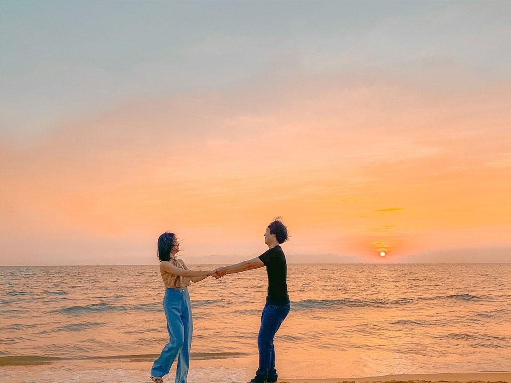 Chụp ảnh hoàng hôn Phú Quốc: Phú Quốc, hòn đảo xinh đẹp với những bãi biển vàng, nắng vàng và hoàng hôn cũng vậy. Hãy chụp những bức ảnh đầy ấn tượng trong hoàng hôn ở Phú Quốc để tạo ra những kỷ niệm tuyệt vời và bứt phá bản thân trong nghệ thuật chụp ảnh.